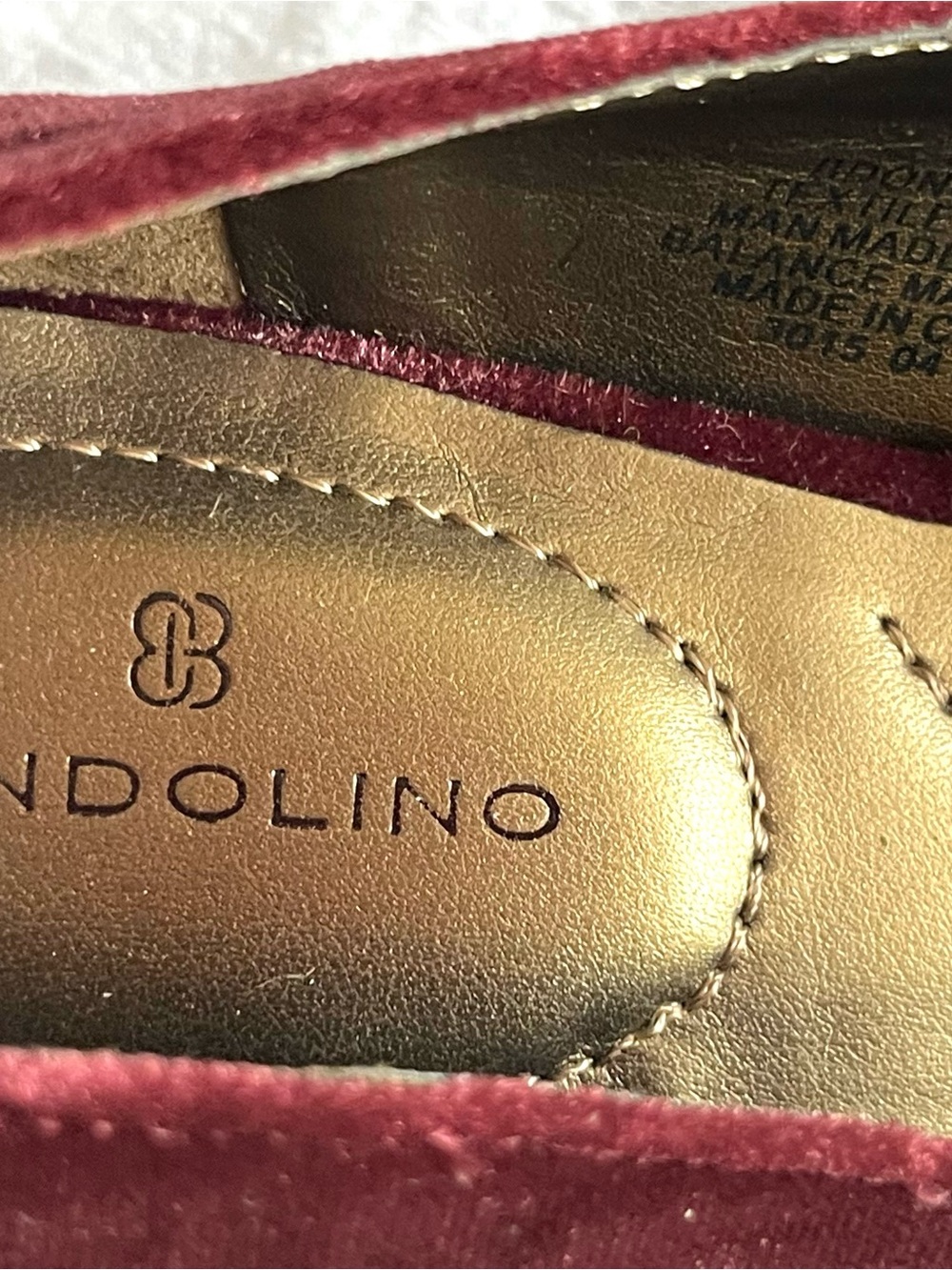 NWOT Bandolino Burgundy Velvet Loafer Pumps Gold Logo Block Heel 6.5 - Picture 7 of 9